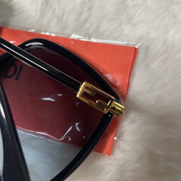 New with case - Picture 2 of 5